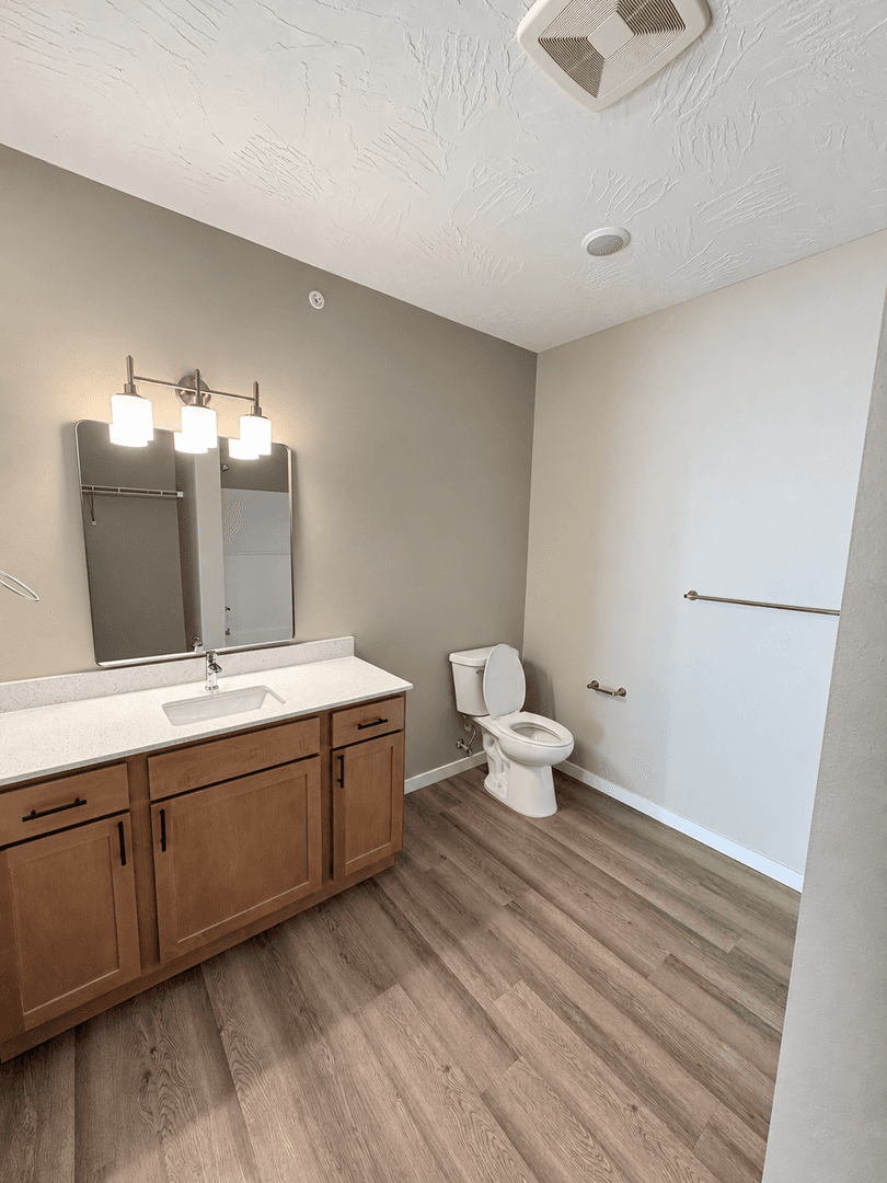 Orange City Apartment: 600 Salem Ave SE