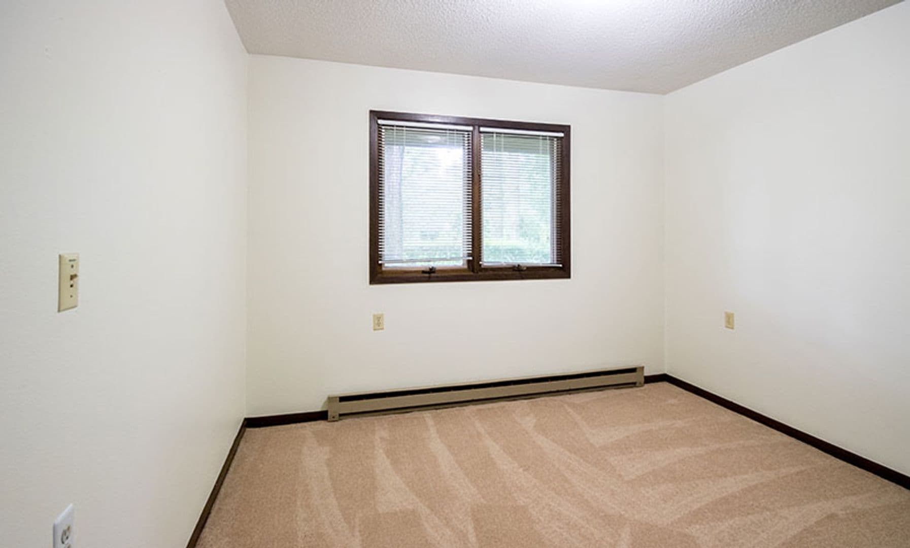 Orange City Apartment: 704 Central Ave NW