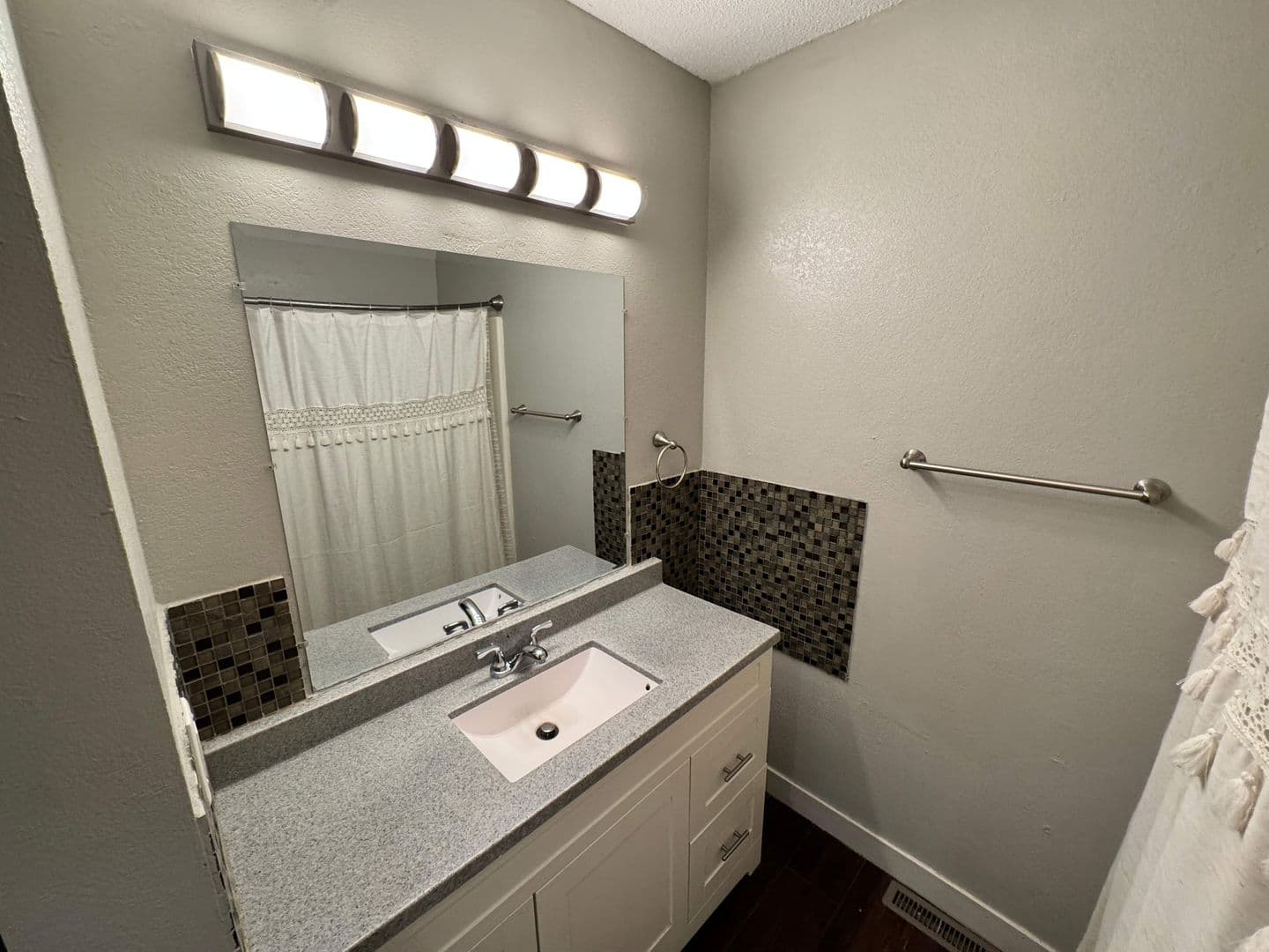 Boone Apartment: 1221 South Linn Street
