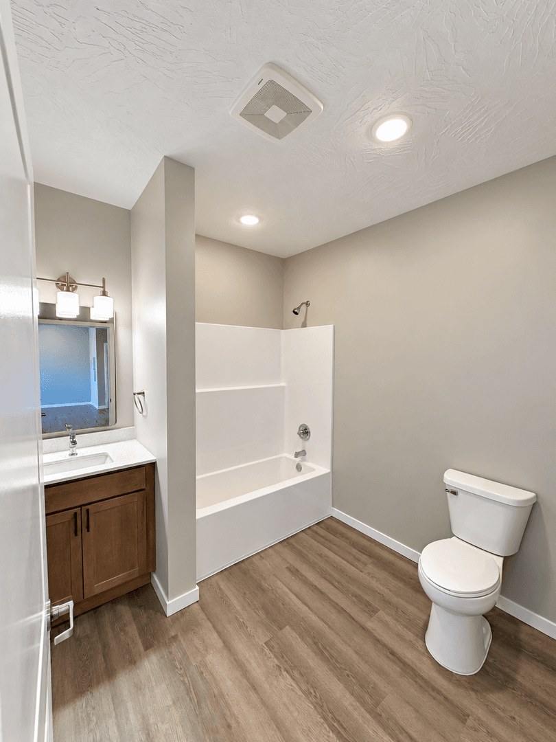 Orange City Apartment: 600 Salem Ave SE