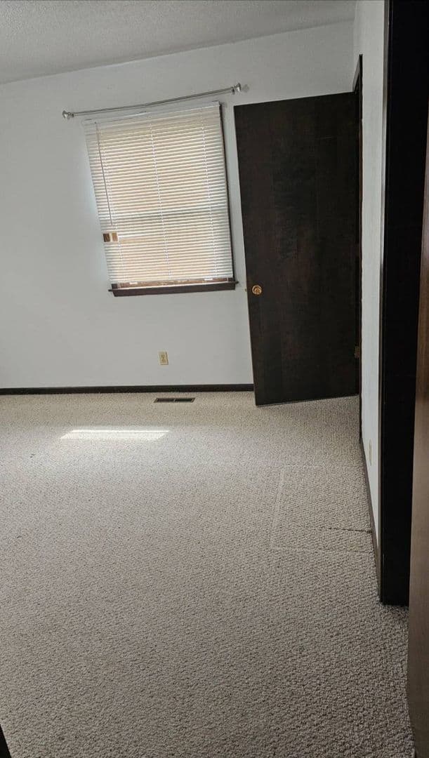 Iowa Falls Apartment: 2516 Sunset Drive