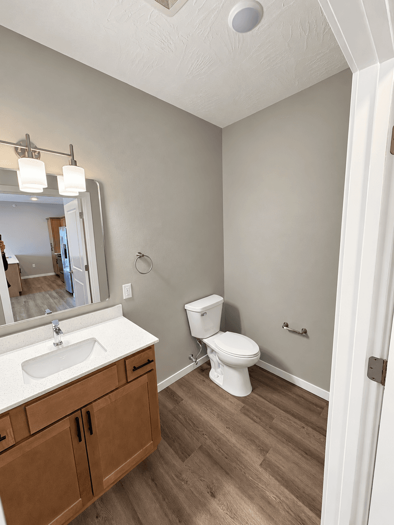 Orange City Apartment: 600 Salem Ave SE