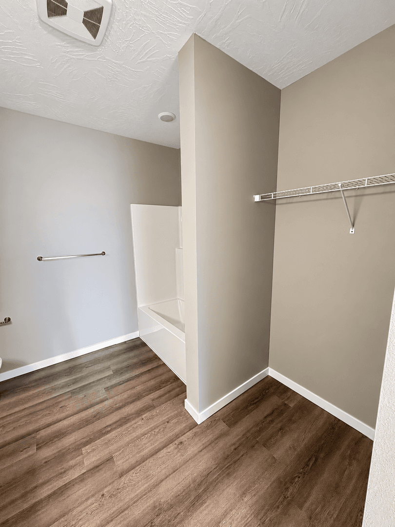 Orange City Apartment: 600 Salem Ave SE