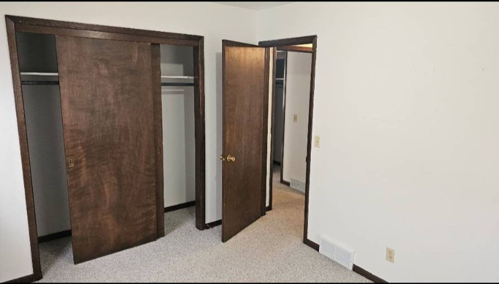 Iowa Falls Apartment: 2516 Sunset Drive