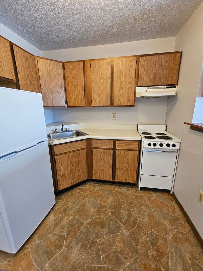 Cedar Rapids Apartment: 2100 Westdale Dr SW