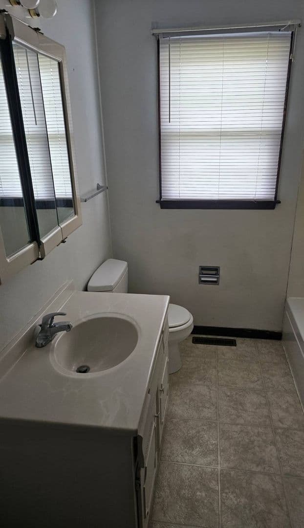 Iowa Falls Apartment: 2516 Sunset Drive