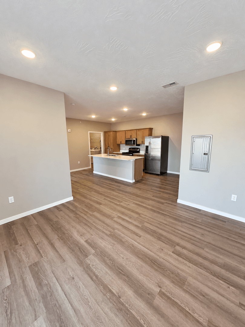 Orange City Apartment: 600 Salem Ave SE