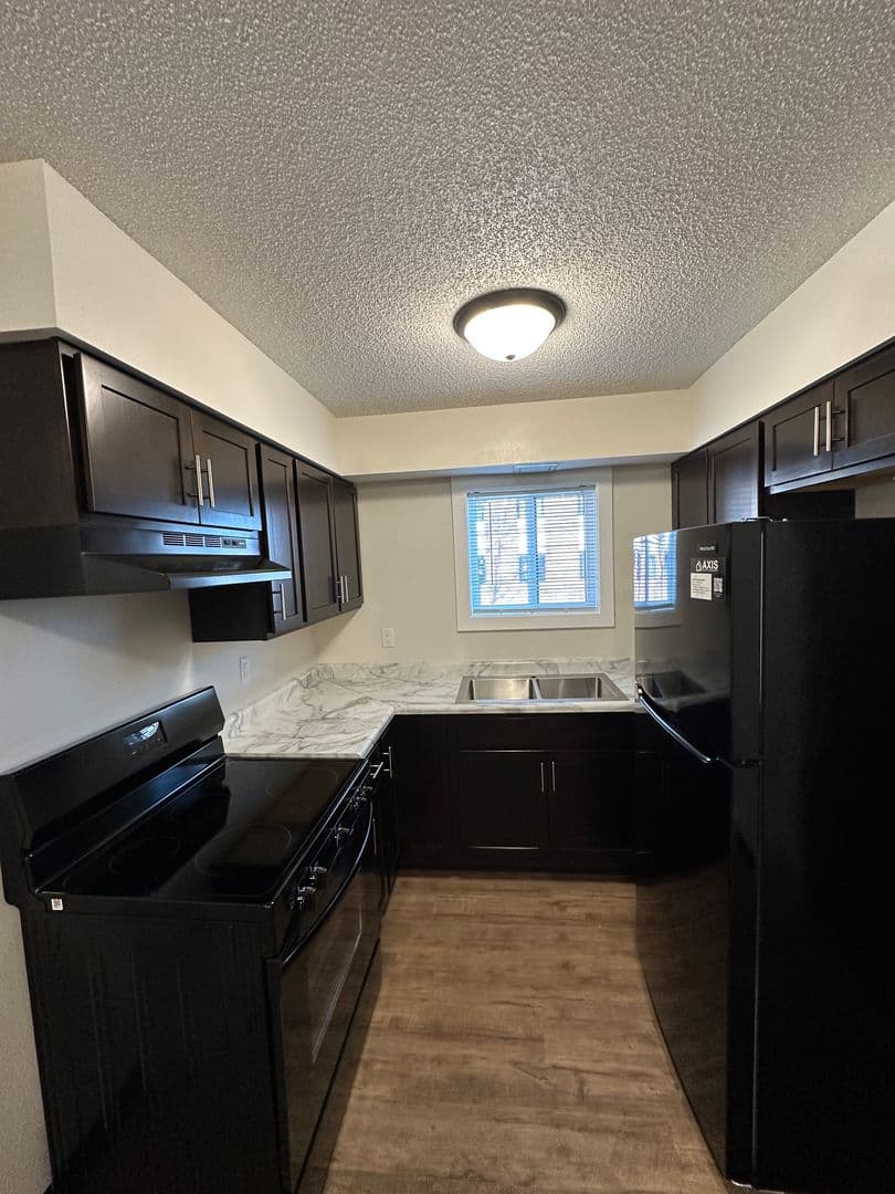 Hampton Apartment: 200 12th Ave NE