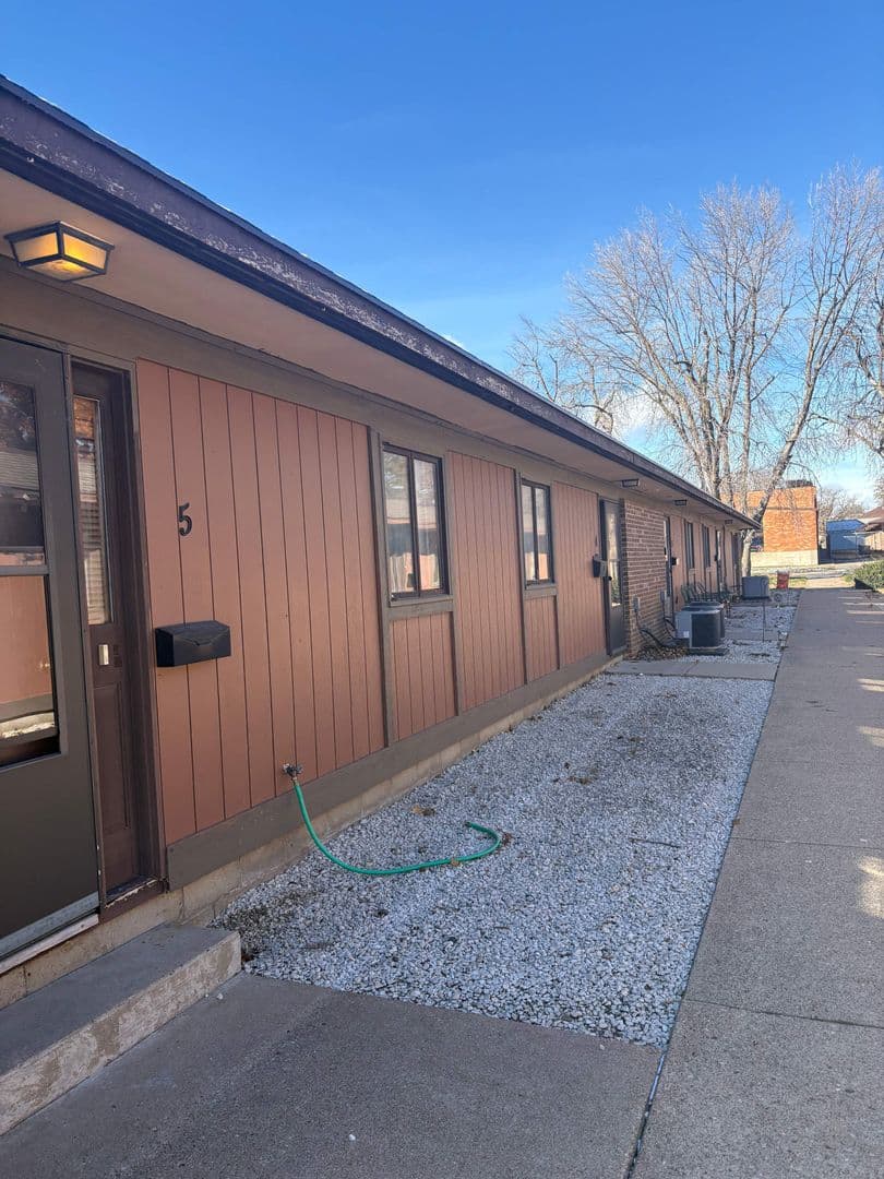 Carroll Apartment: 422 E 7th Street