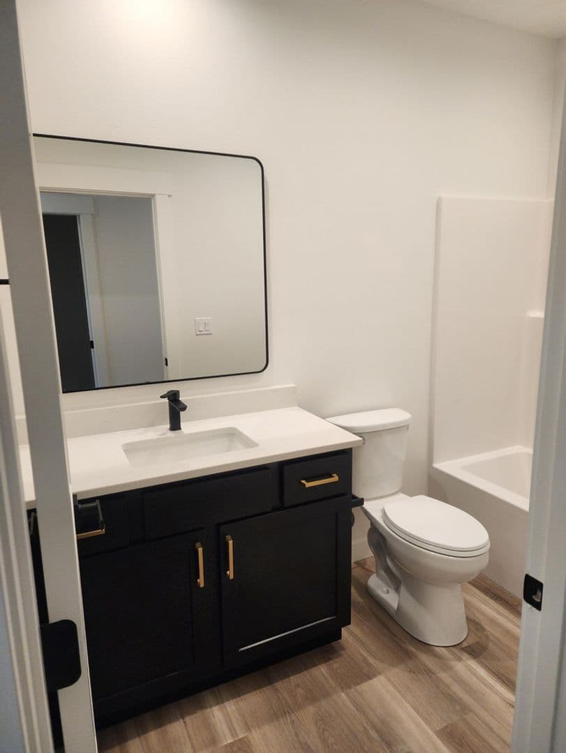 Hawarden Apartment: 2012 Parkview Dr