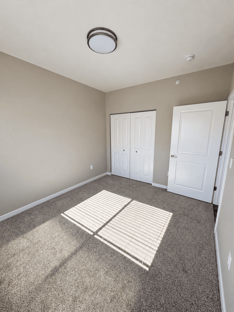 Orange City Apartment: 600 Salem Ave SE