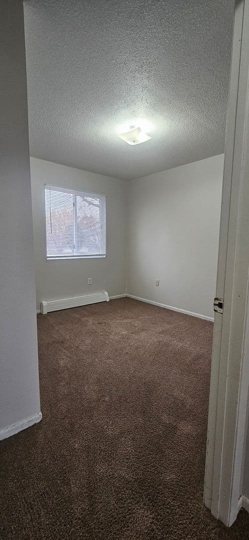 Cedar Rapids Apartment: 2100 Westdale Dr SW