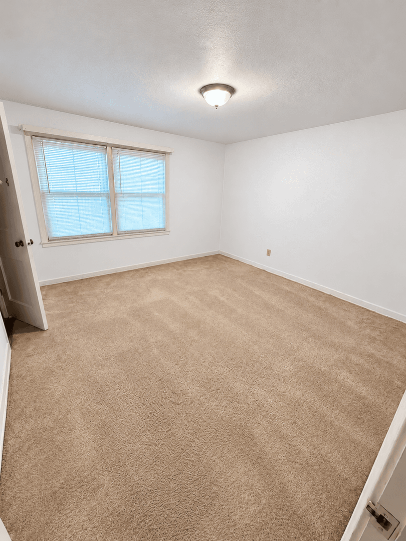 Mason City Apartment: 99 Westview Dr
