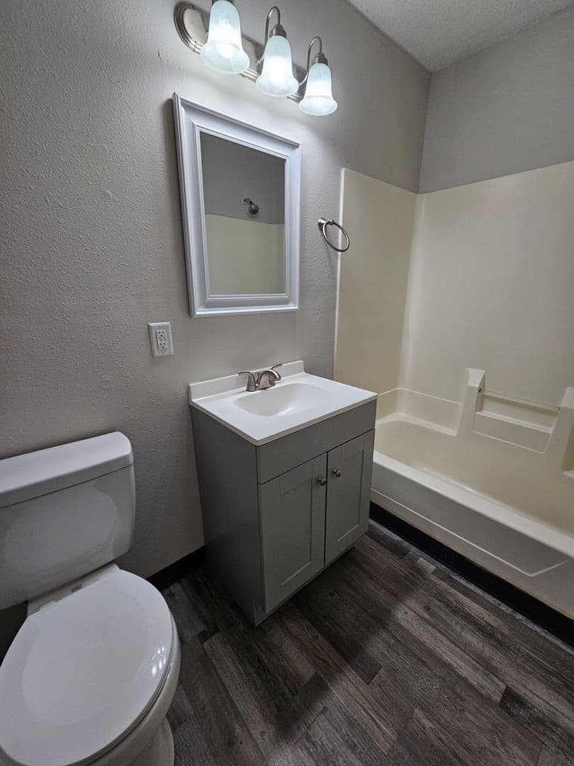Cedar Rapids Apartment: 2100 Westdale Dr SW