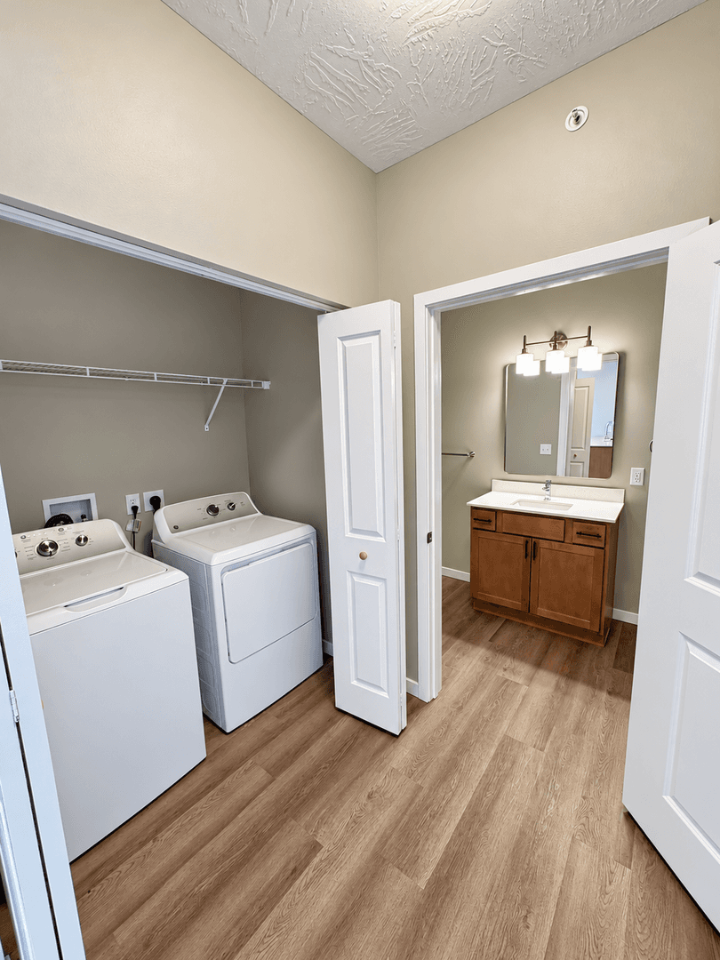 Orange City Apartment: 600 Salem Ave SE