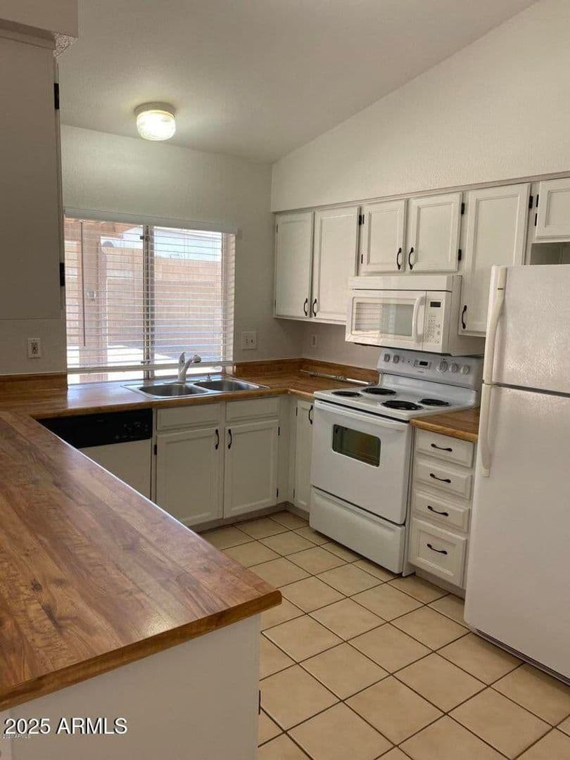 Glendale House: 18239 N 38th Dr