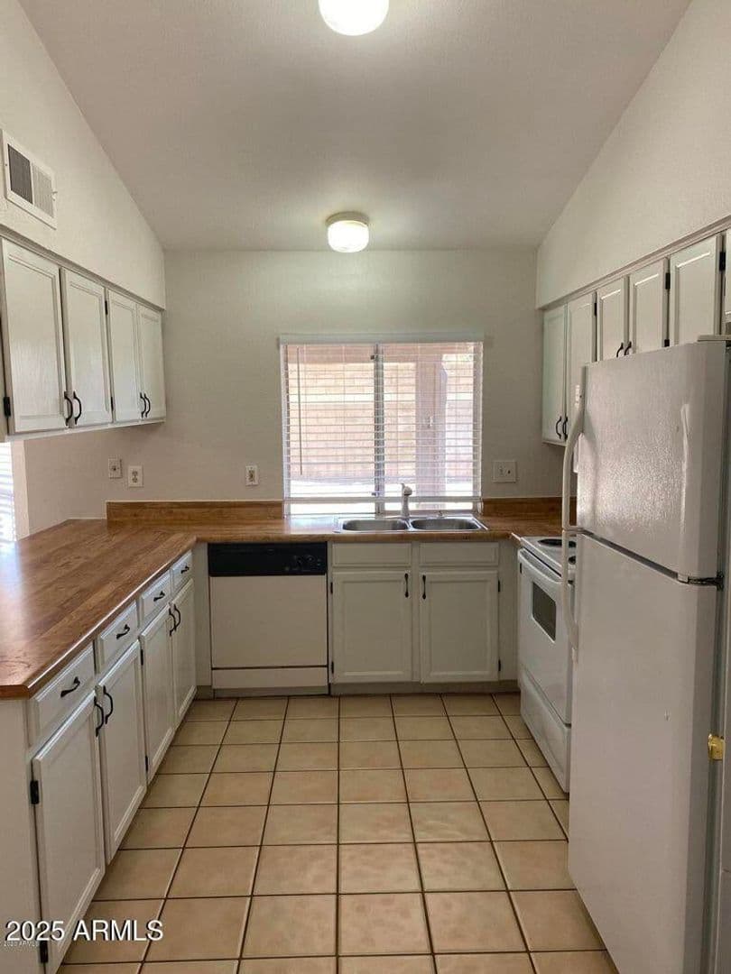 Glendale House: 18239 N 38th Dr