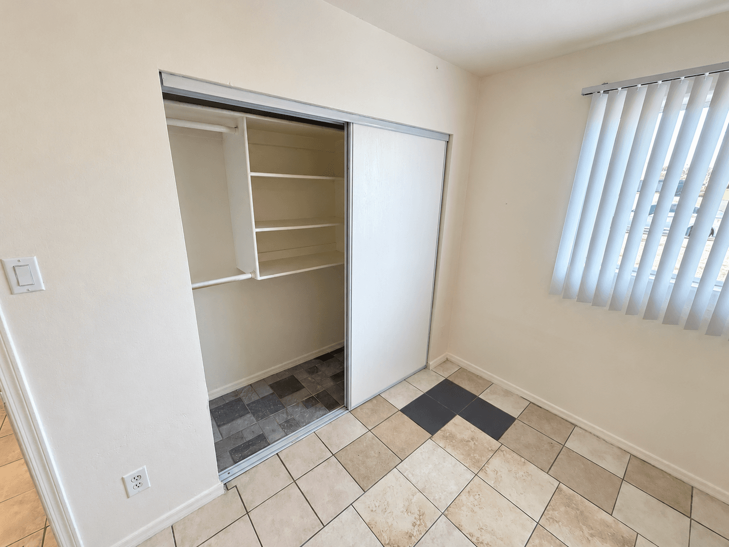 Phoenix Apartment: 10648 N 15th Ave