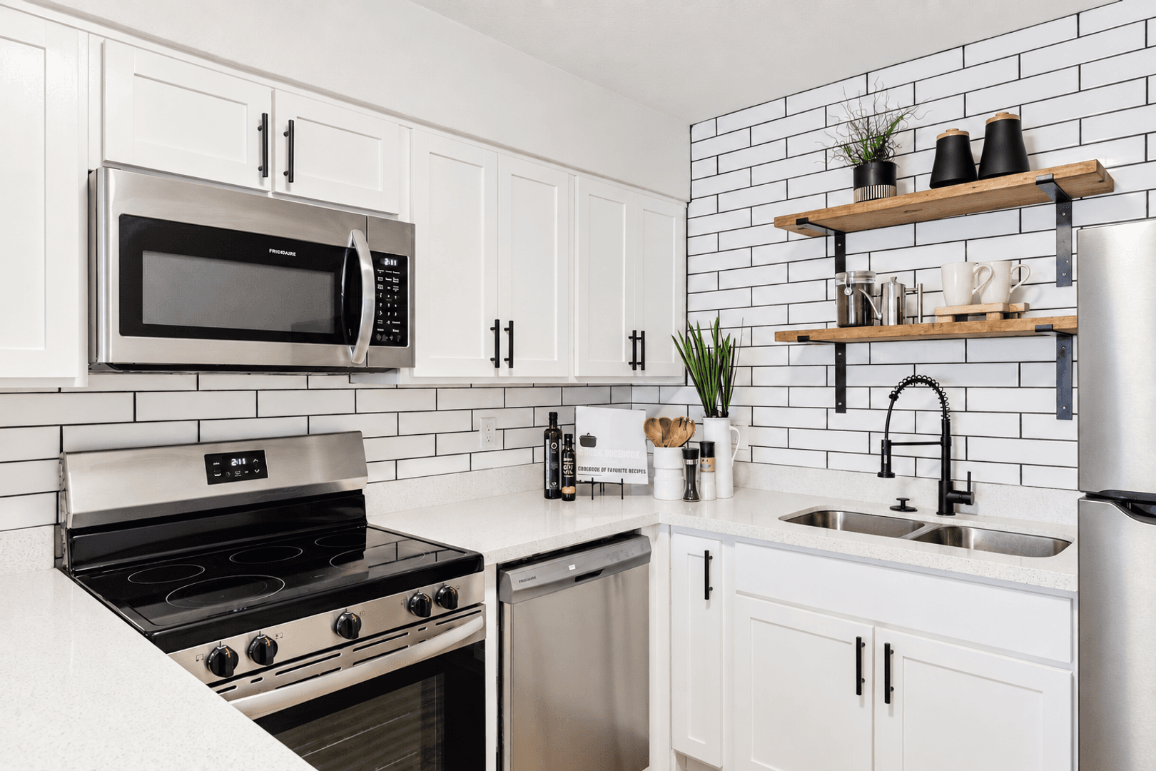 Phoenix Apartment: 1615 N 51st St