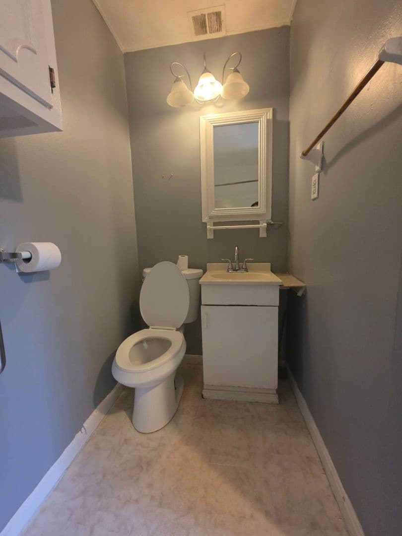 Geneva Apartment: 307 S Eagle St
