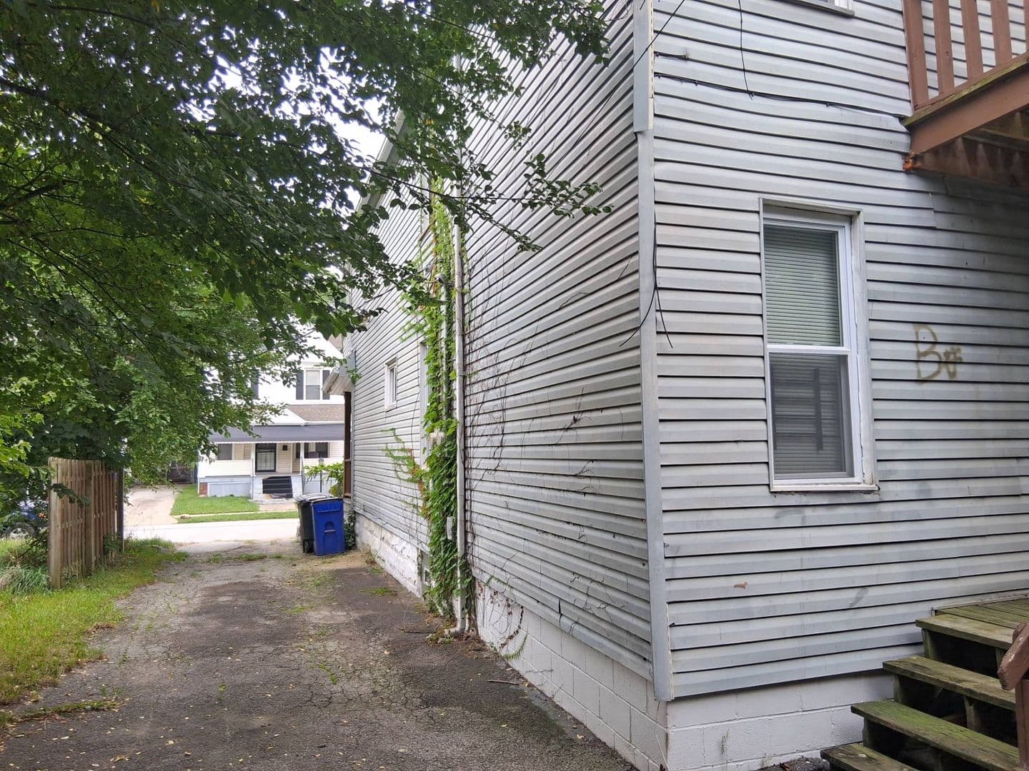 Cleveland Apartment: 2246 E 86th St