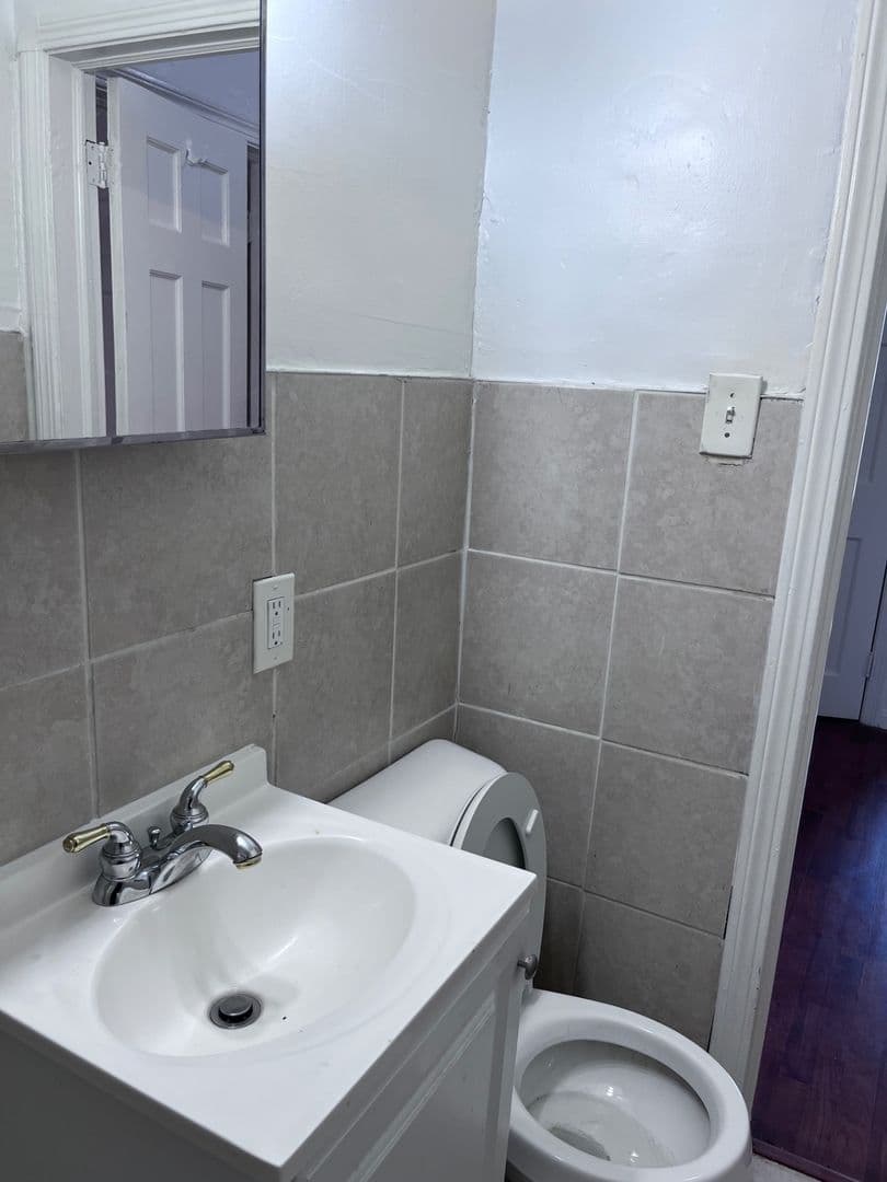 Cleveland Apartment: 3666 W 117th St