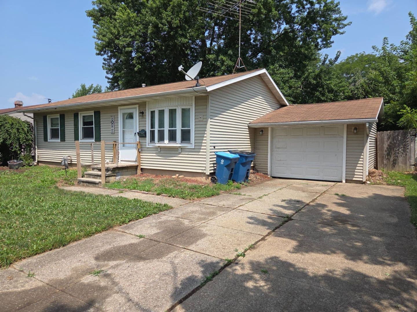 LORAIN House: 2401 EASTLAWN ST