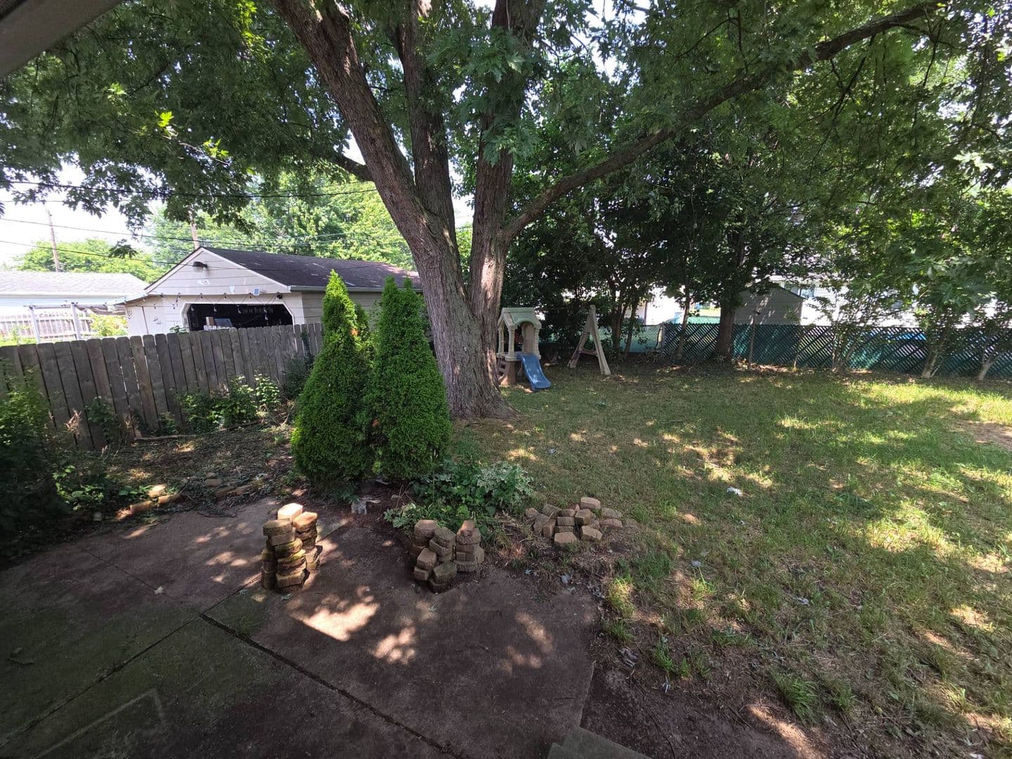 LORAIN House: 2401 EASTLAWN ST