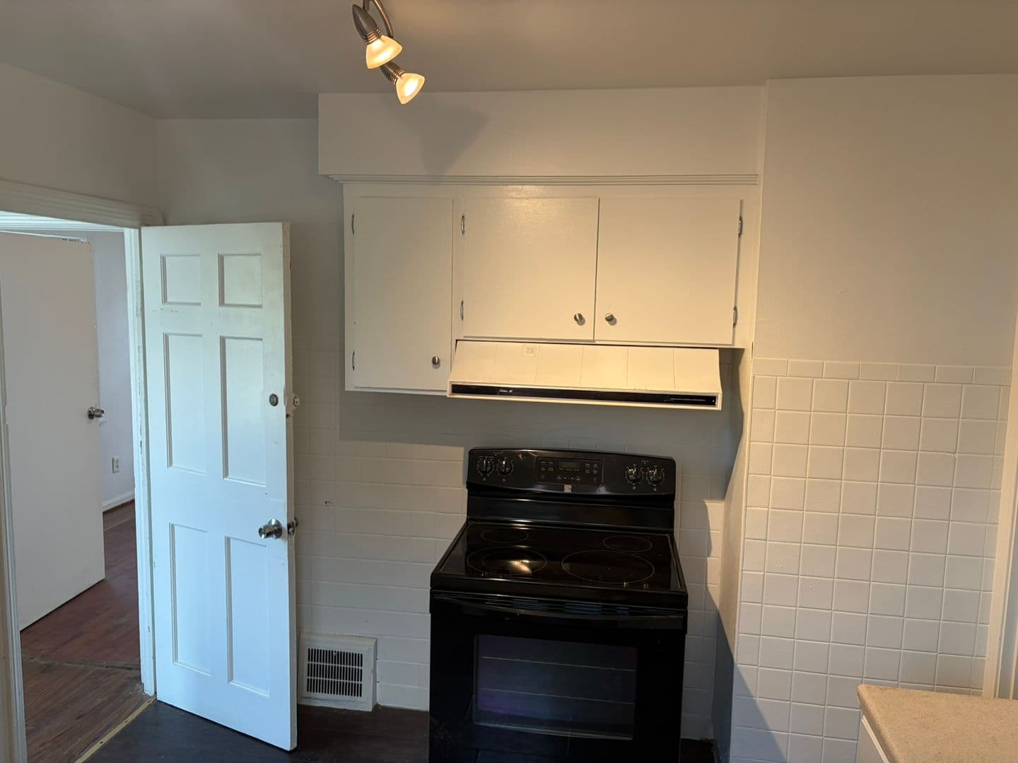 Cleveland Apartment: 3666 W 117th St