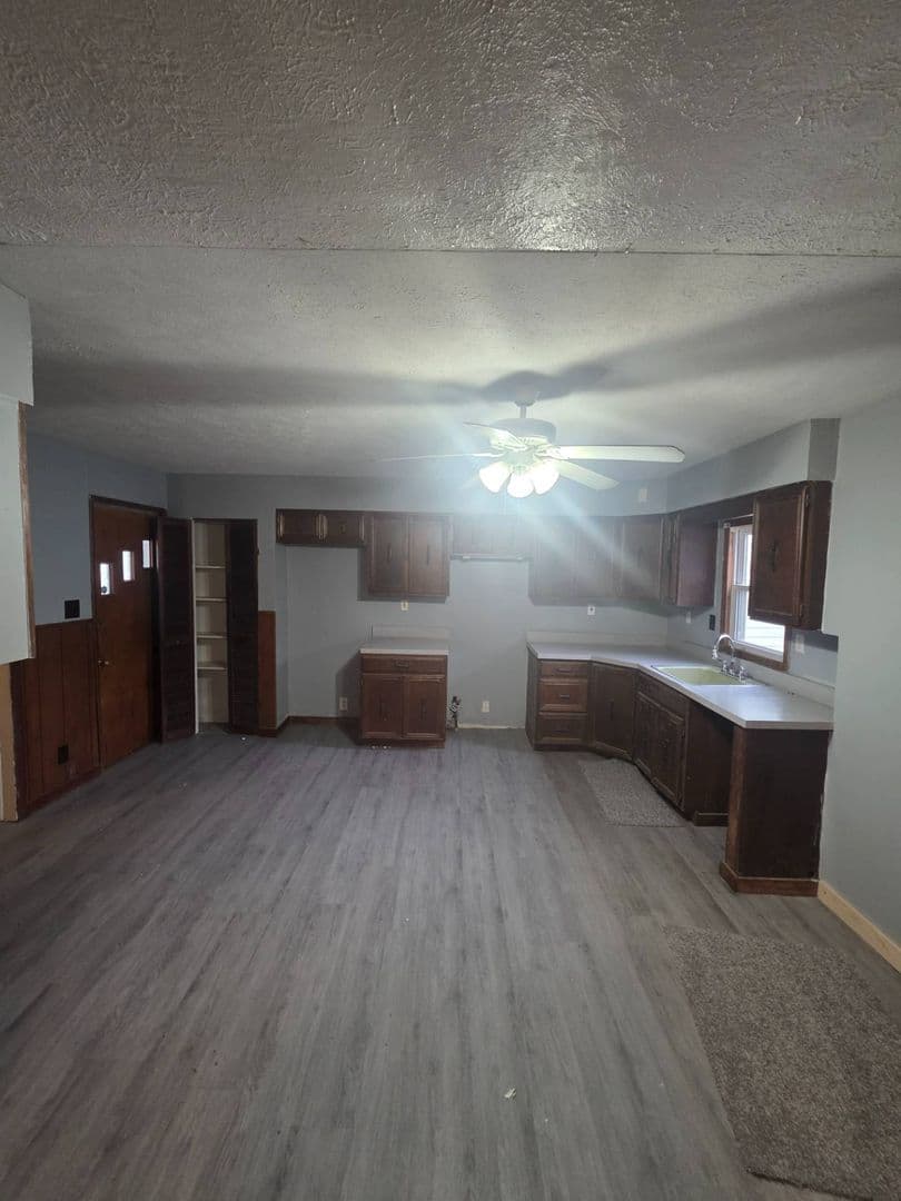 Geneva Apartment: 307 S Eagle St