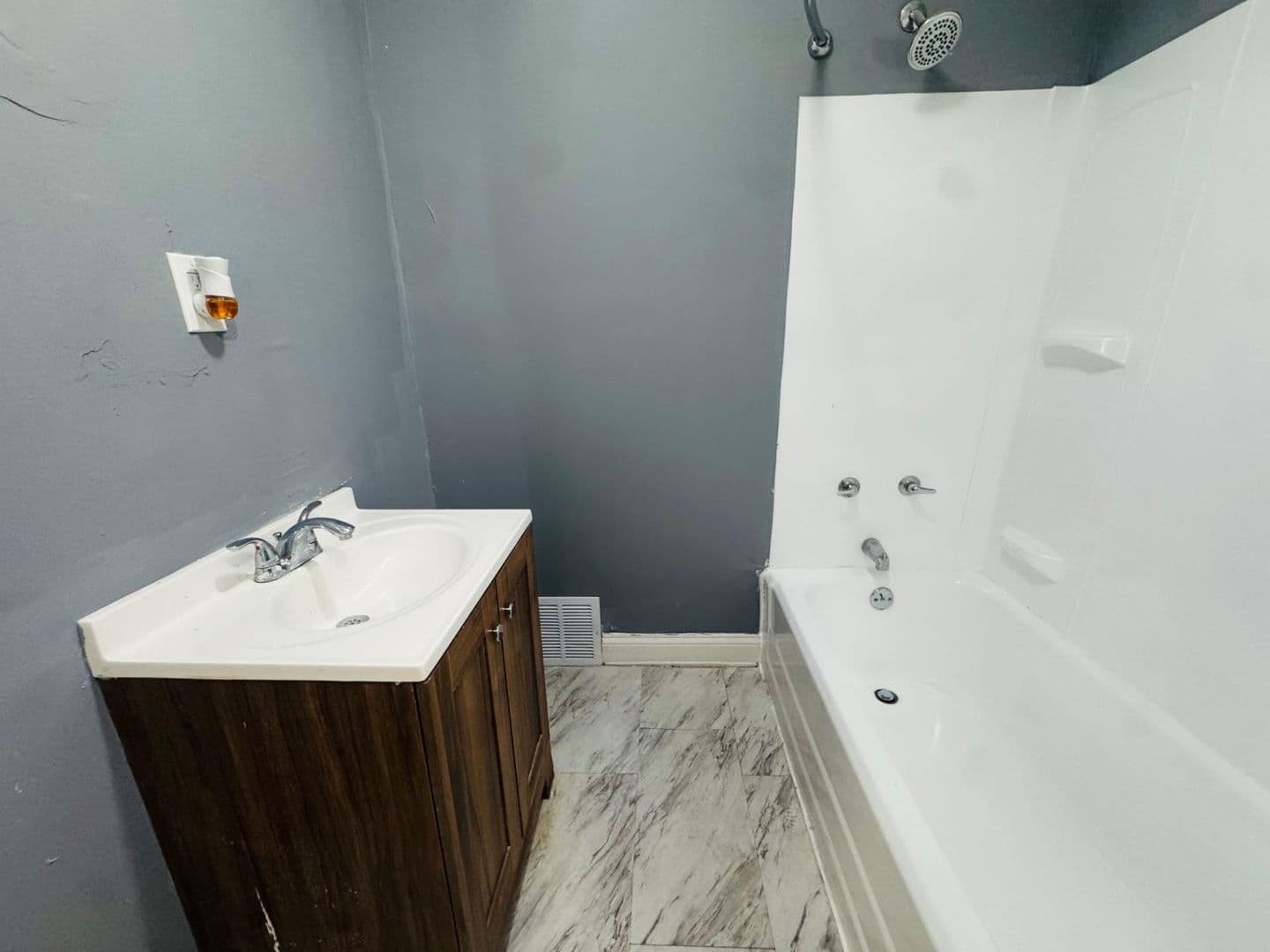 CLEVELAND Apartment: 10004 MT AUBURN AVE