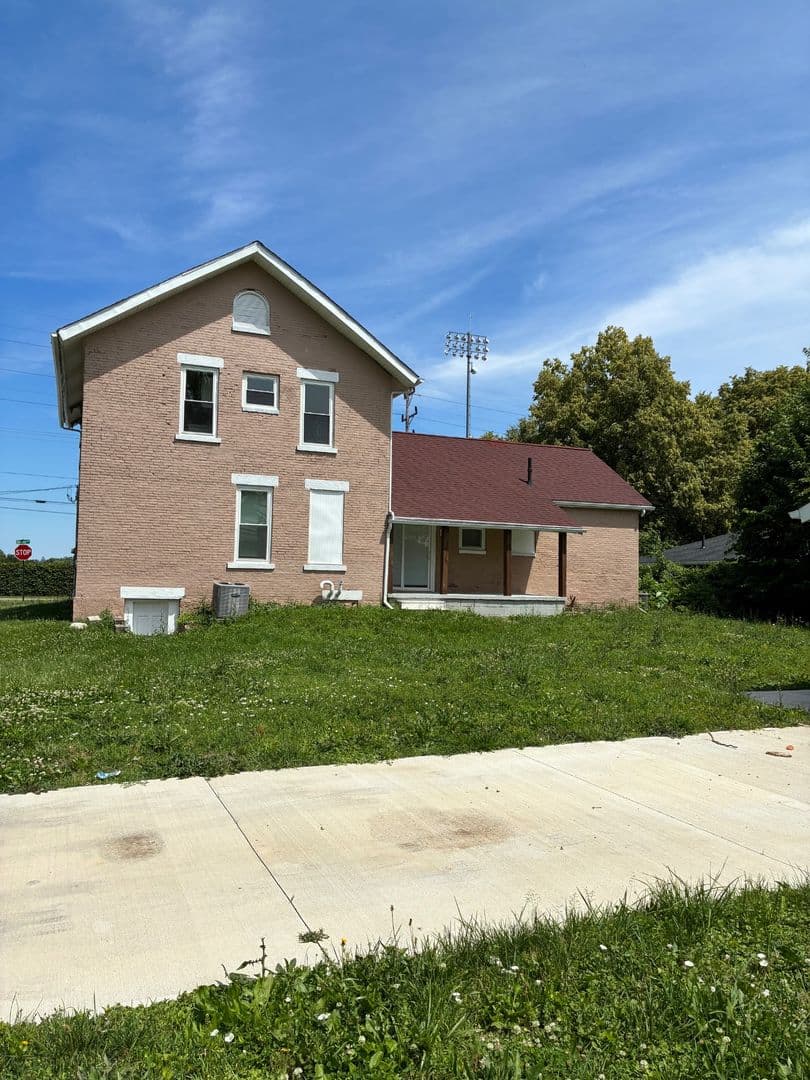 Lorain Apartment: 2400 Oberlin Ave,