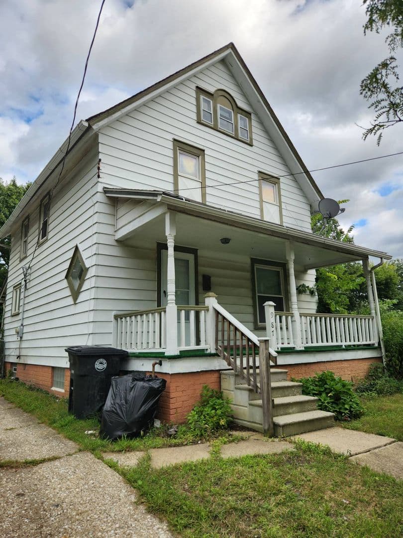 Cleveland House: 987 E 141 St