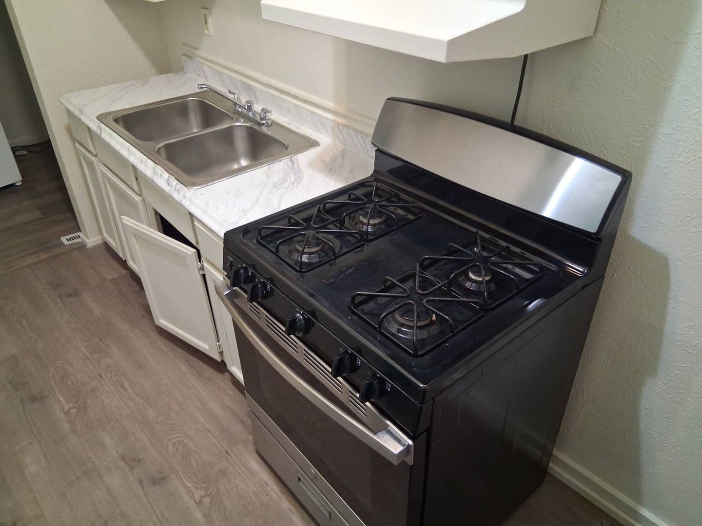 Cleveland Apartment: 2246 E 86th St