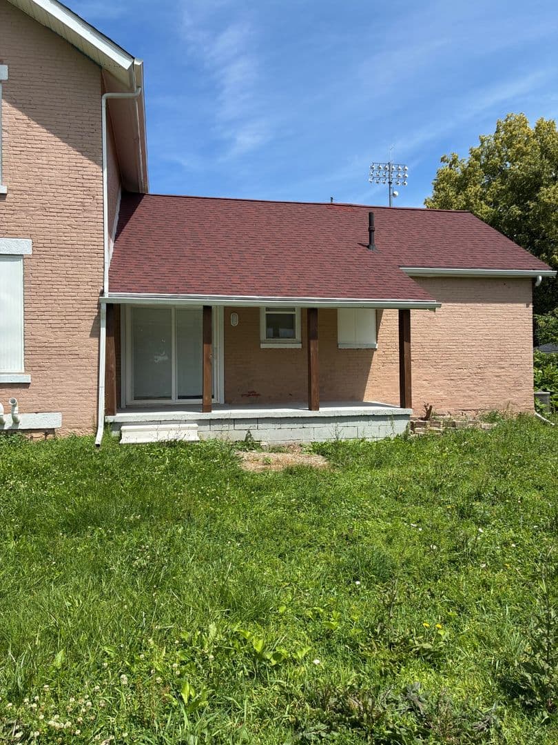 Lorain Apartment: 2400 Oberlin Ave,