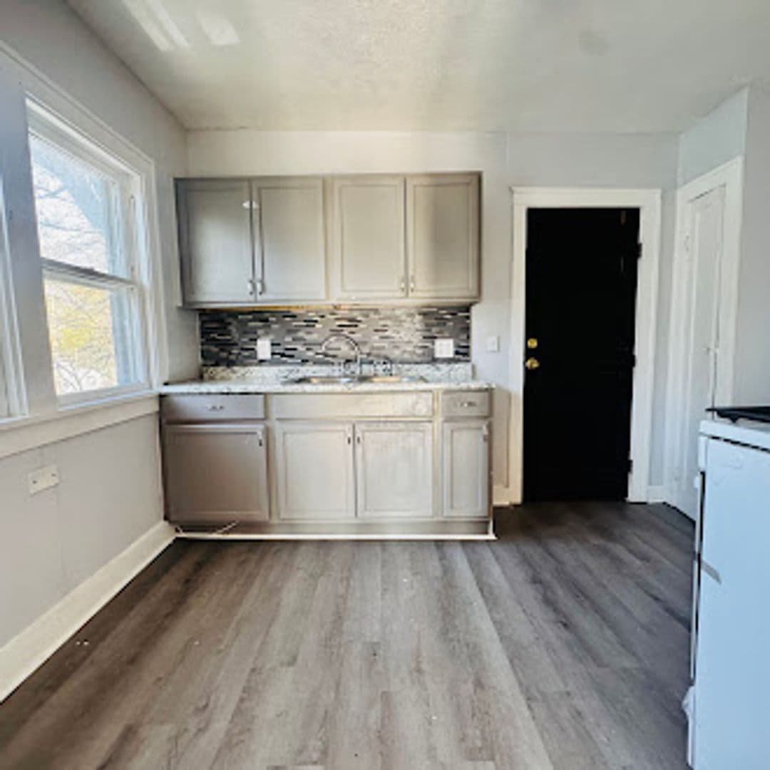 CLEVELAND Apartment: 1333 E 188th St