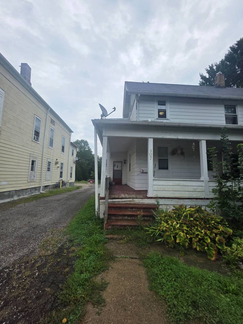 Geneva Apartment: 307 S Eagle St