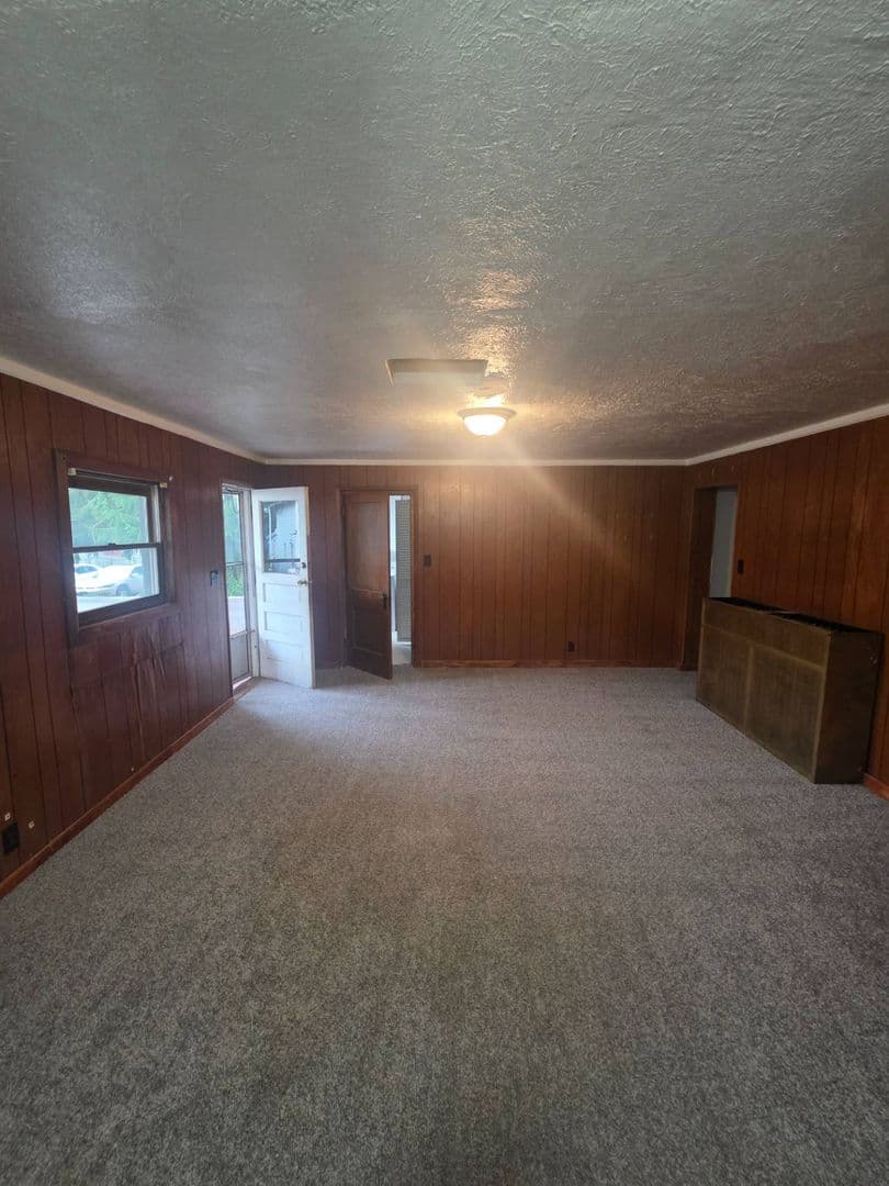 Geneva Apartment: 307 S Eagle St