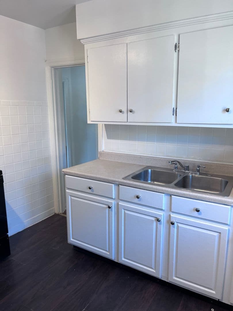 Cleveland Apartment: 3666 W 117th St