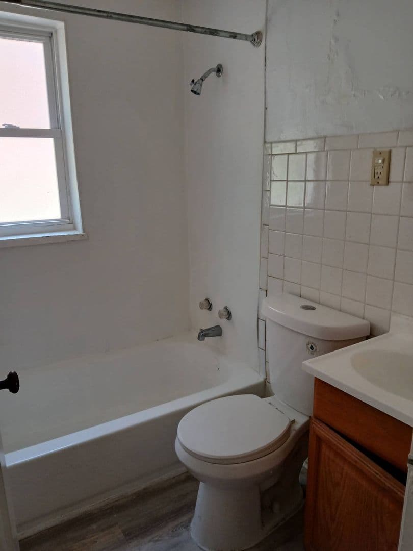 Dayton Apartment: 238 E Beechwood Ave