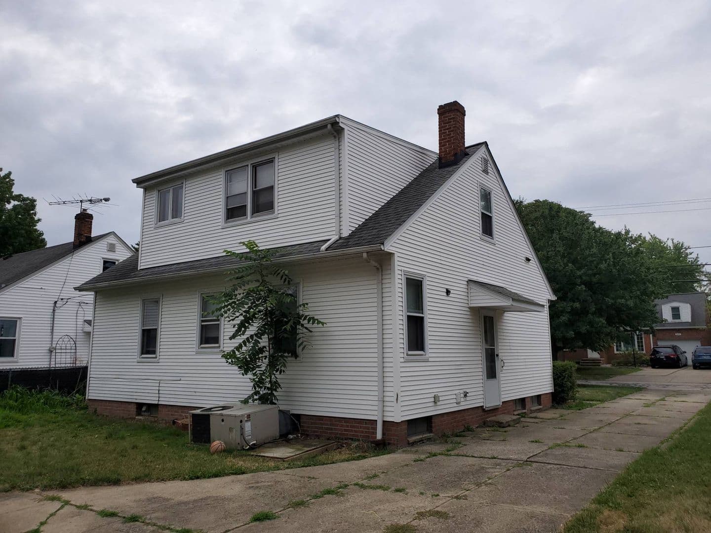 Lyndhurst House: 5451 Summit Rd