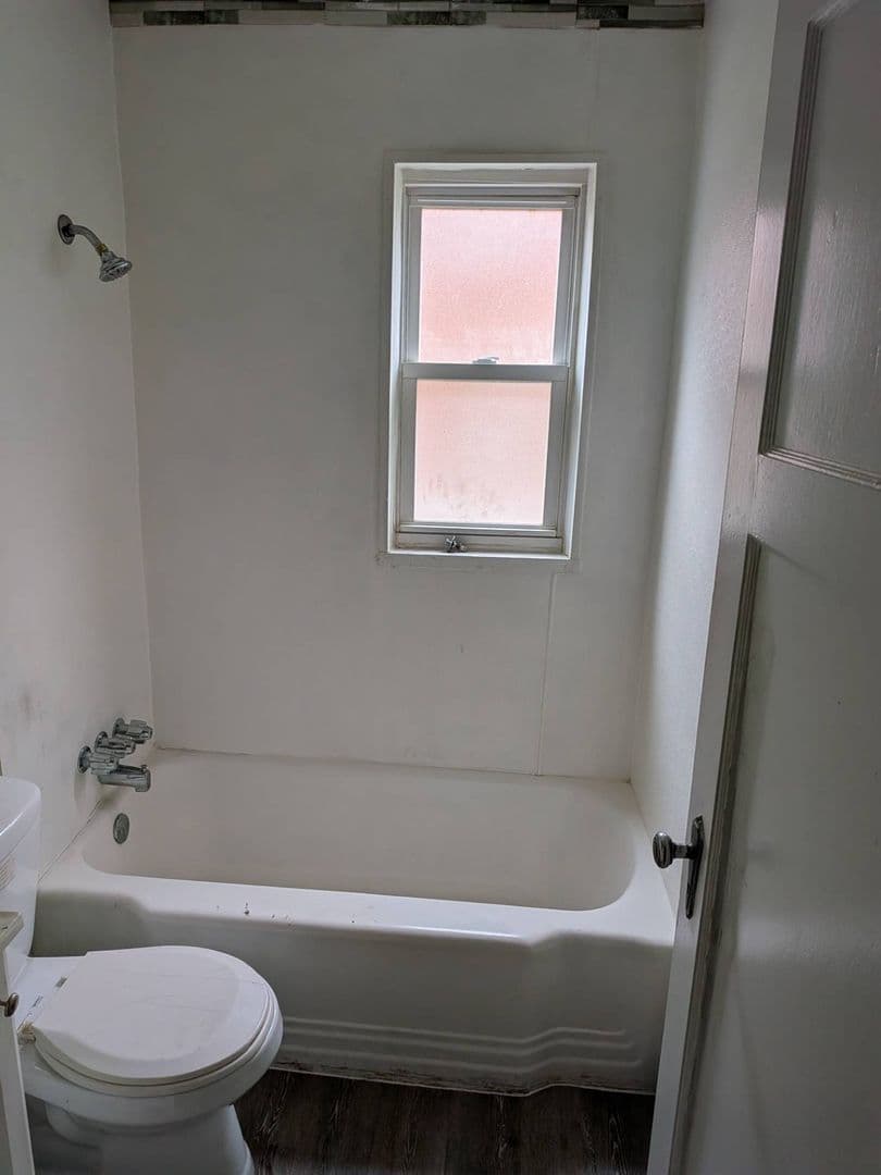 Dayton Apartment: 238 E Beechwood Ave