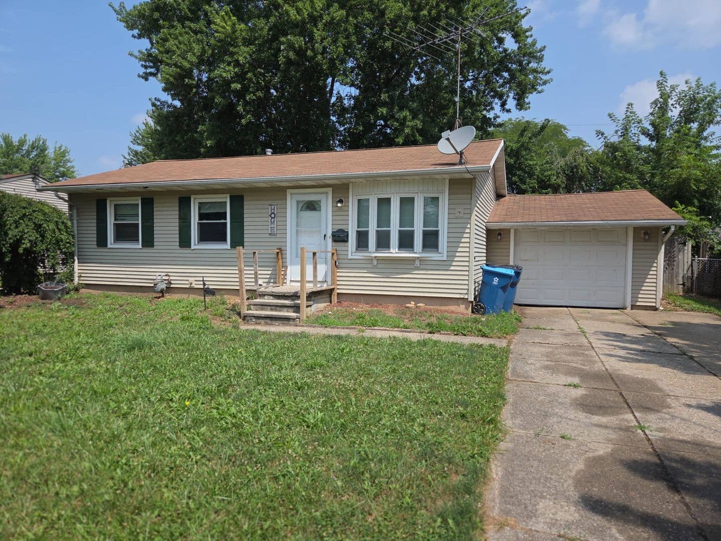 LORAIN House: 2401 EASTLAWN ST