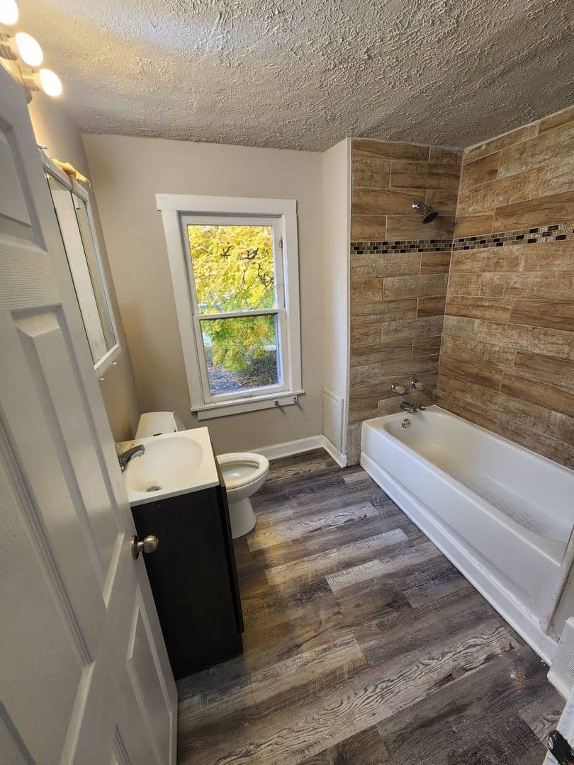 Cleveland House: 13611 Chapelside Avenue