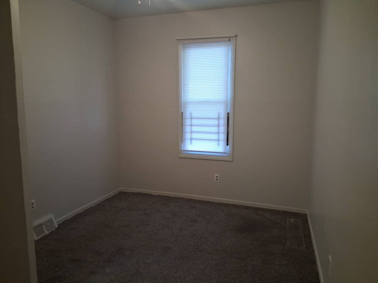 Cleveland Apartment: 2246 E 86th St