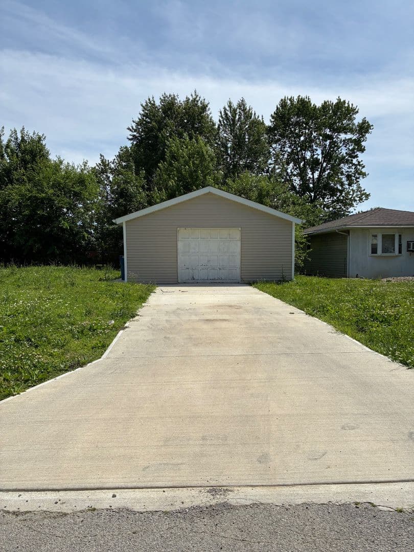 Lorain Apartment: 2400 Oberlin Ave,