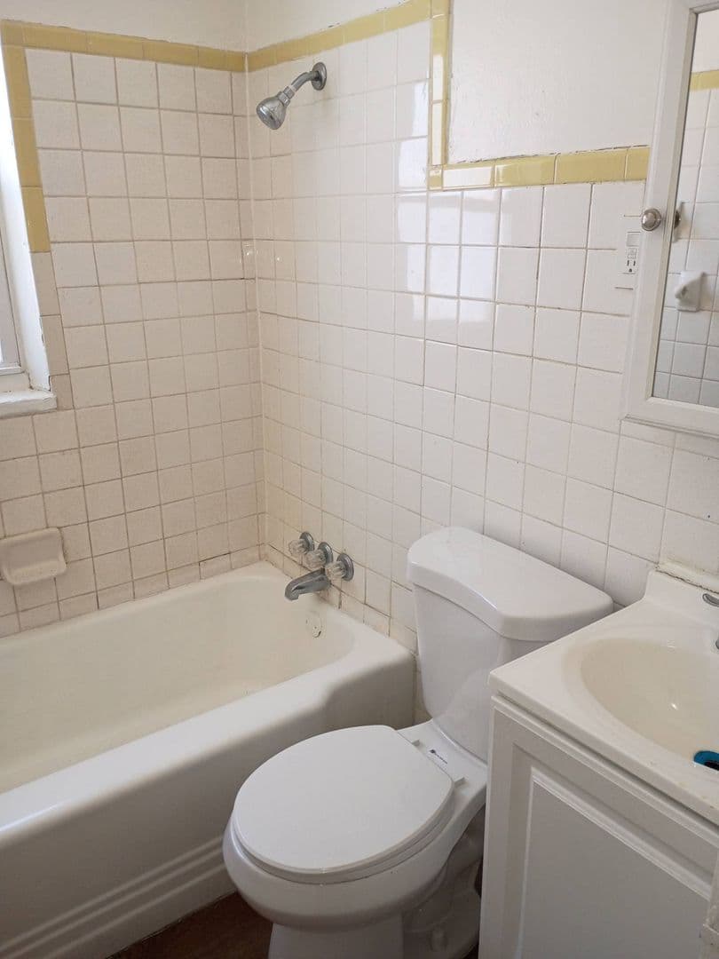 Dayton Apartment: 238 E Beechwood Ave