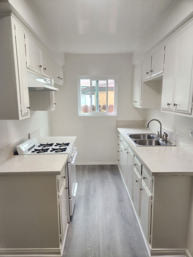 Hawthorne Apartment: 4942-4948 W. 118th Street