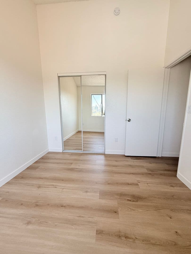 Inglewood Apartment: 415 N. Exton Avenue