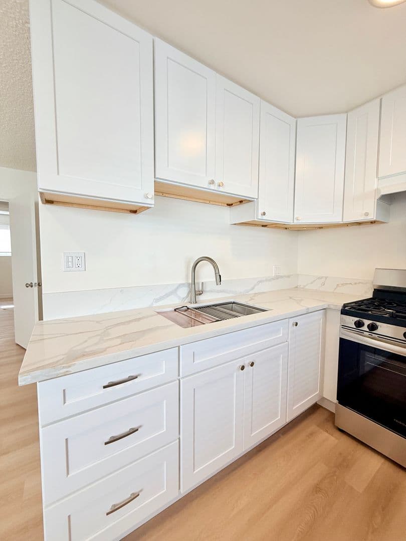 Redondo Beach Apartment: 305 N. Broadway
